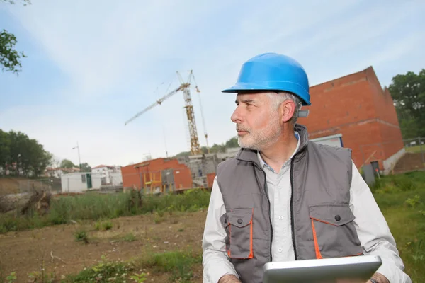 Site manager using electronic tablet — Stock Photo, Image