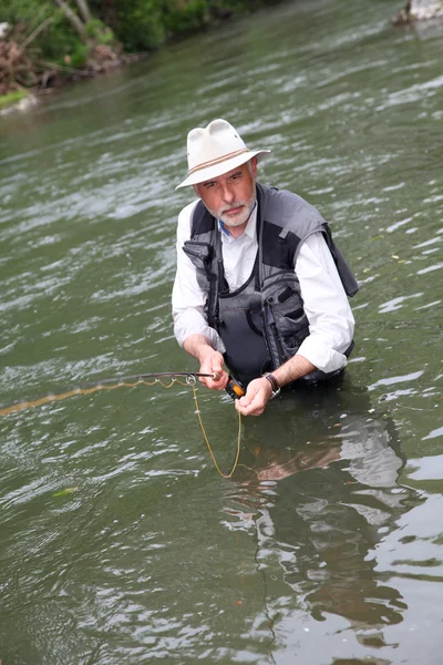 Homem truta de pesca no rio — Fotografia de Stock