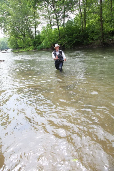 Muž pstruh rybaření v řece — Stock fotografie