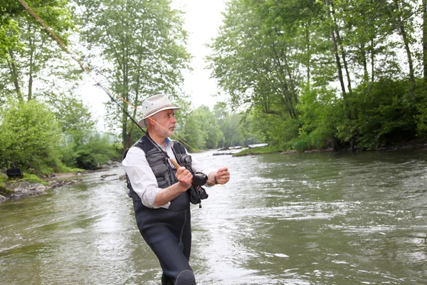 Hombre pescando trucha en el río —  Fotos de Stock