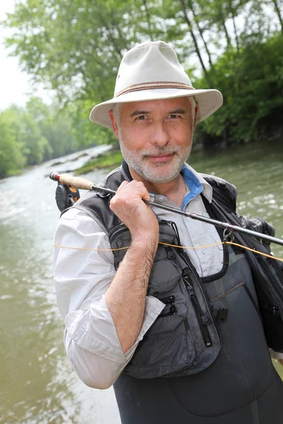 Retrato de pescador sonriente a orillas del río —  Fotos de Stock