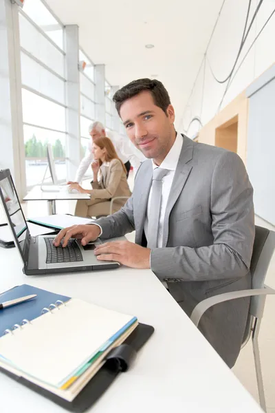 Бизнесмен, работающий на ноутбуке — стоковое фото