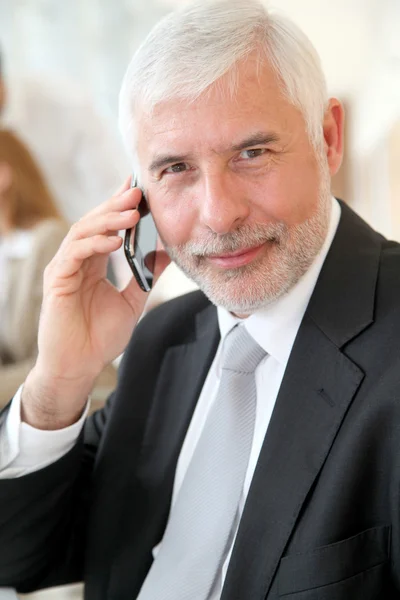 Portret van senior zakenman praten over de telefoon — Stockfoto