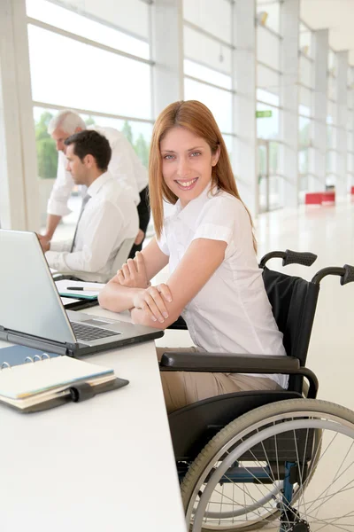 Mujer discapacitada en el cargo — Foto de Stock