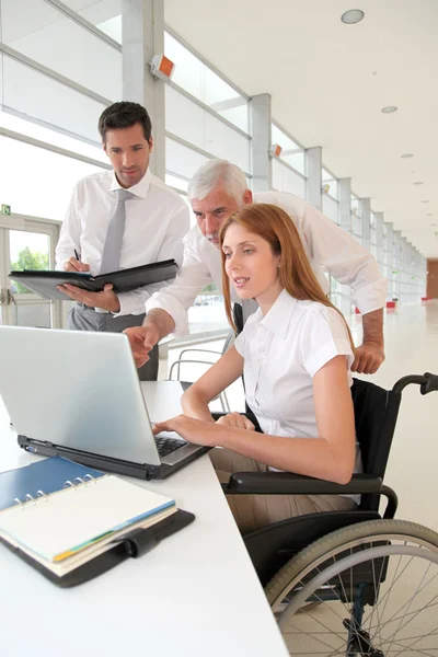 Donna handicappata che partecipa ad una riunione in ufficio — Foto Stock