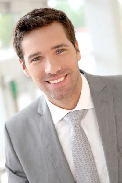 Retrato de homem de negócios sorridente — Fotografia de Stock