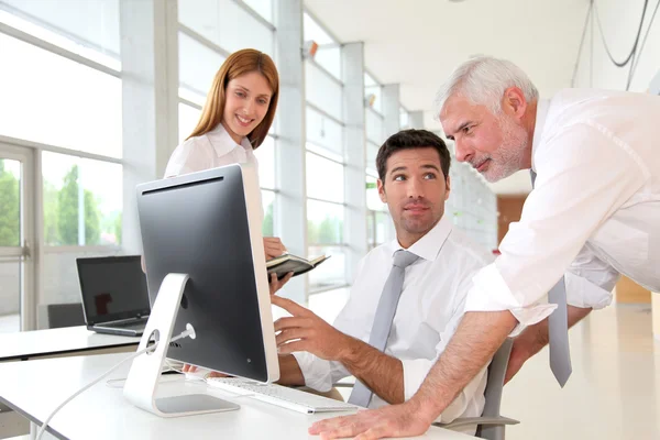 Office workers with manager in a meeting — Stock Photo, Image