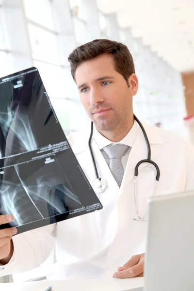 Retrato del joven médico revisando rayos X — Foto de Stock