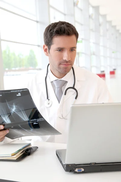 Portret van de jonge dokter controleren x-ray — Stockfoto