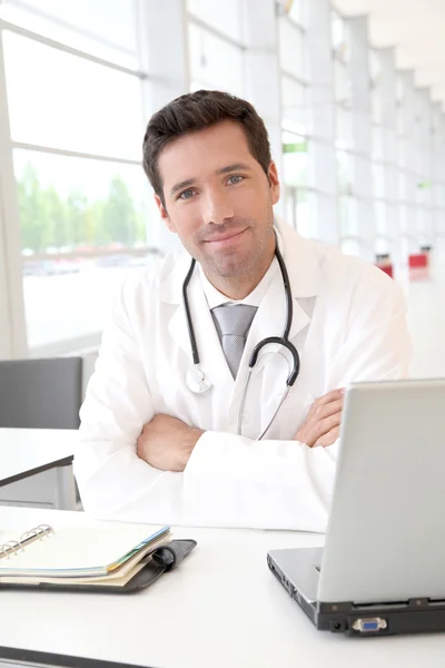 Portret młodego lekarza w pracy — Zdjęcie stockowe