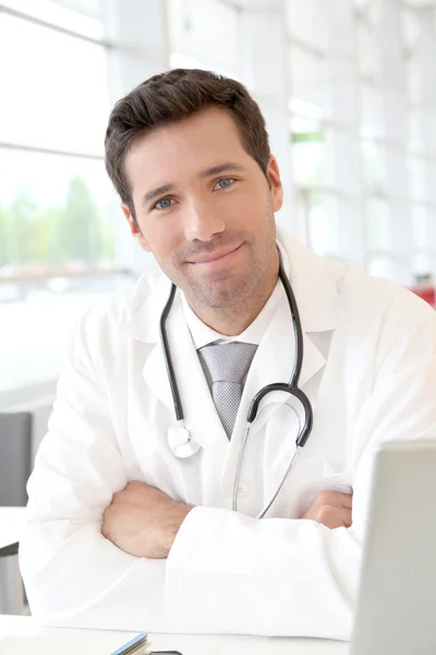 Portret młodego lekarza w pracy — Zdjęcie stockowe