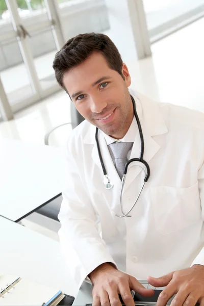 Retrato del joven médico en el trabajo — Foto de Stock