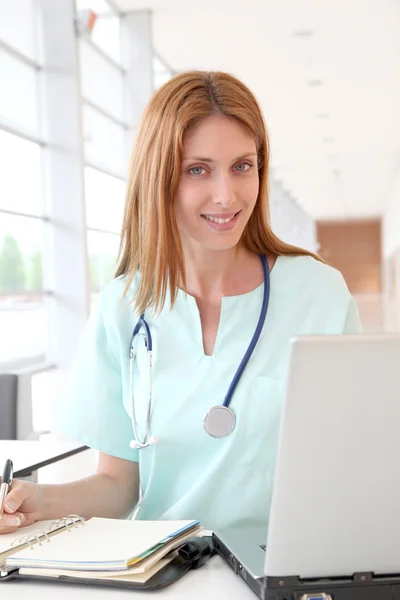 Enfermera trabajando en el ordenador portátil en el hospital —  Fotos de Stock