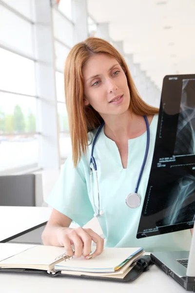Медсестра проверяет результаты рентгена — стоковое фото