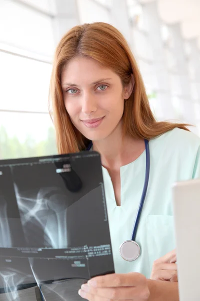 Enfermera comprobando los resultados de rayos X —  Fotos de Stock