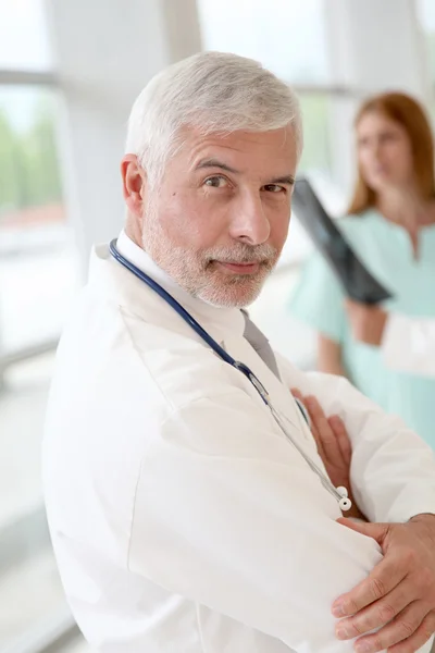 Portret uśmiechający się starszy lekarz — Zdjęcie stockowe
