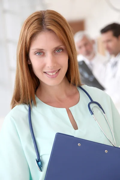 Retrato de bela enfermeira de pé no hospital — Fotografia de Stock