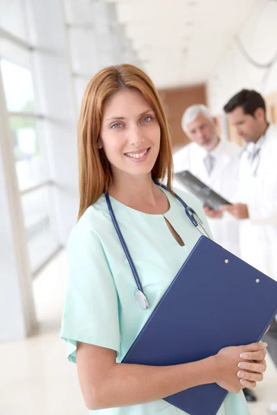 Ritratto di bella infermiera in piedi in ospedale — Foto Stock