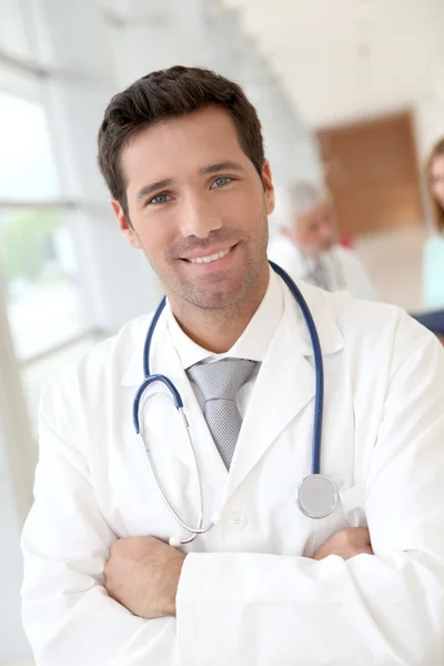 Porträtt av attraktiv ung läkare — Stockfoto
