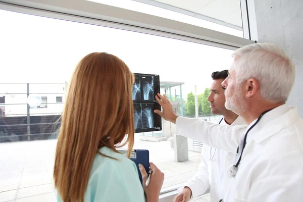 Equipo médico verificando rayos X —  Fotos de Stock