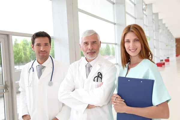 Портрет бригады врачей, стоящей в больничном зале — стоковое фото
