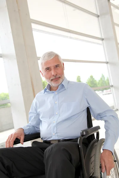 Starší muž na invalidním vozíku — Stock fotografie