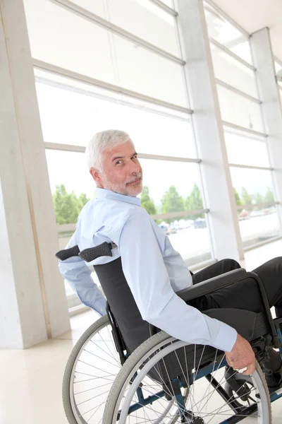 Homme âgé en fauteuil roulant — Photo