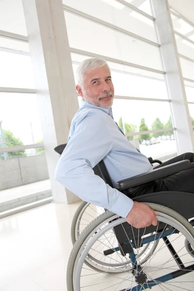 Senior in een rolstoel — Stockfoto