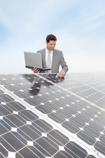 Podnikatel v pohotovosti solární panely — Stock fotografie