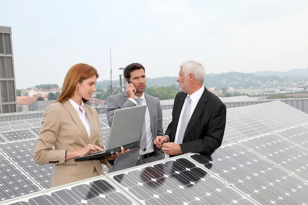 Affärsmöte på solceller setup — Stockfoto