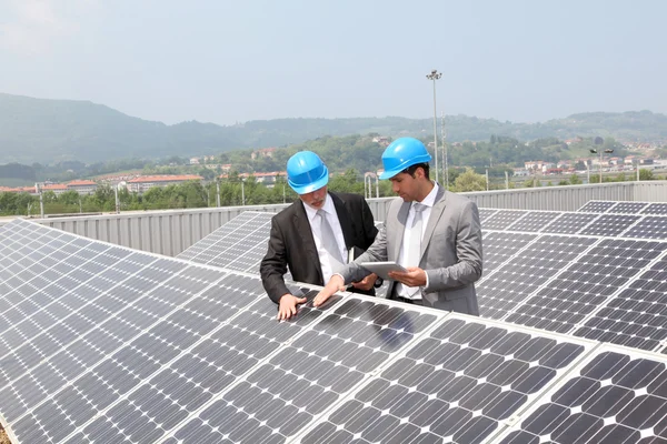 Ingenieros revisando la configuración de paneles solares — Foto de Stock