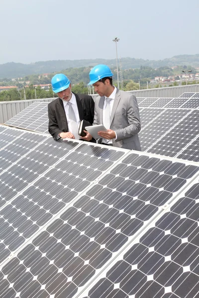 Engineers checking solar panels setup — Stock Photo, Image