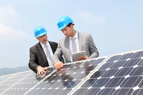 Engineers checking solar panels setup — Stock Photo, Image