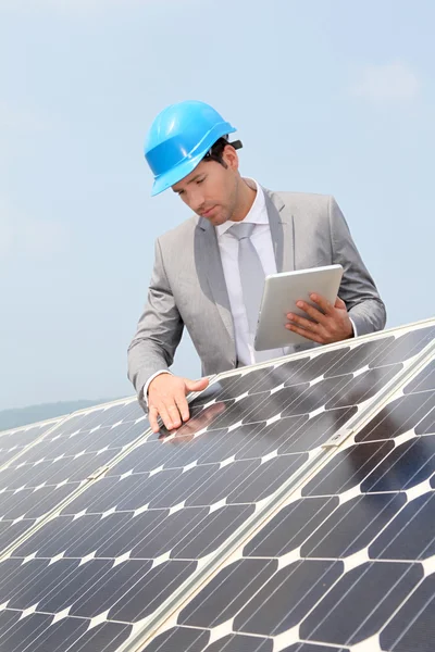Podnikatel na instalace solárních panelů — Stock fotografie