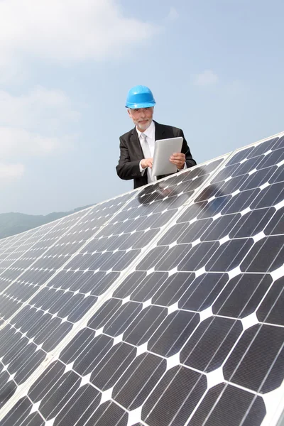 Affärsman kontrollera solceller installationen — Stockfoto