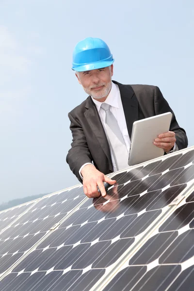 Podnikatel kontrola fotovoltaické instalace — Stock fotografie