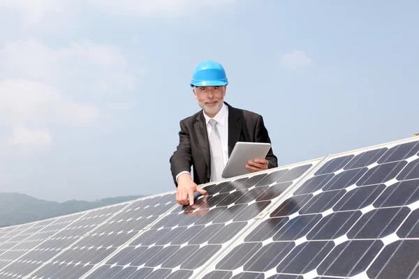 Empresario comprobando instalación fotovoltaica — Foto de Stock