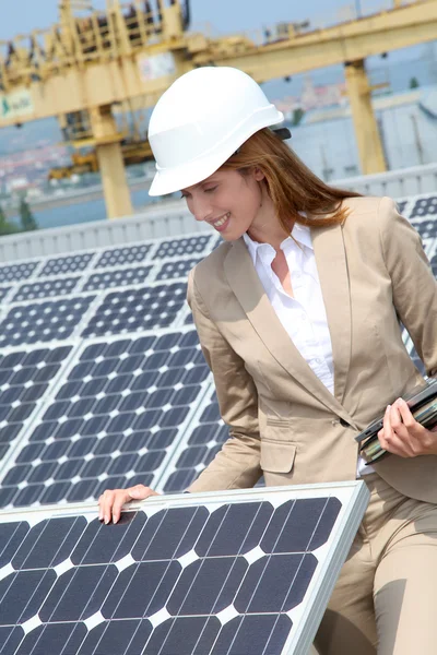 Γυναίκα μηχανικός έλεγχος εγκατάστασης των ηλιακών συλλεκτών — Φωτογραφία Αρχείου