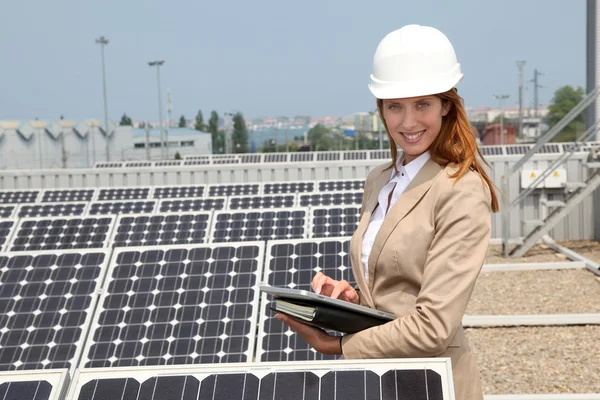 Woman engineer checking solar panels setup — Stock Photo, Image