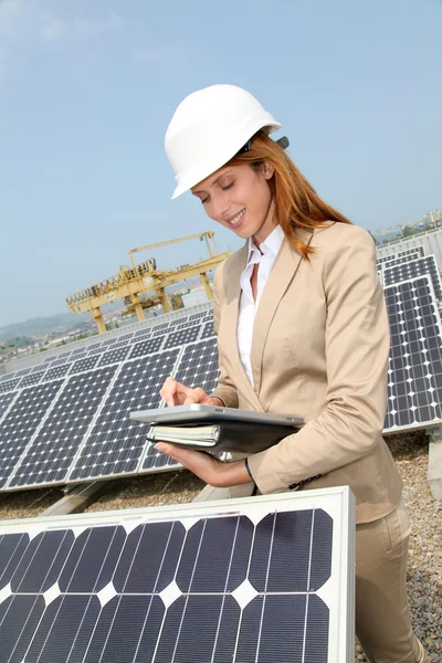 女工程师检查的太阳能电池板安装程序 — 图库照片