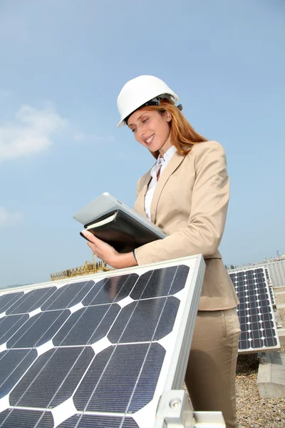 女工程师检查的太阳能电池板安装程序 — 图库照片
