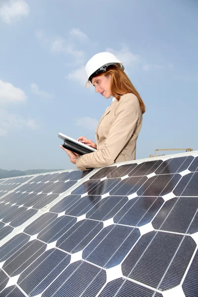 女性エンジニアの太陽電池パネルのセットアップをチェックします。 — ストック写真