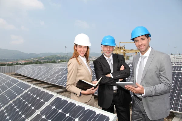 Inženýři kontroly nastavení solárních panelů — Stock fotografie