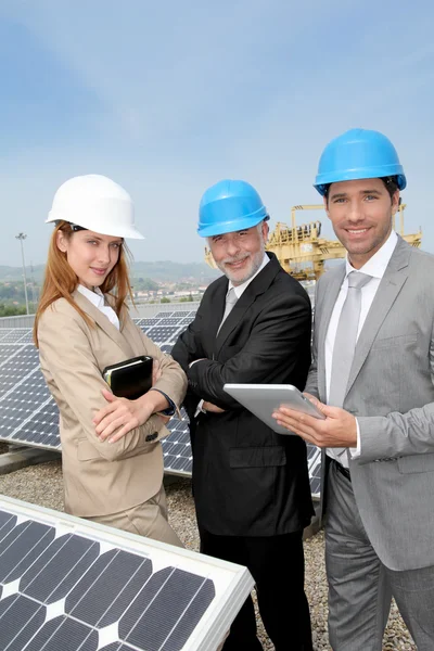 Ingenieros revisando la configuración de paneles solares — Foto de Stock