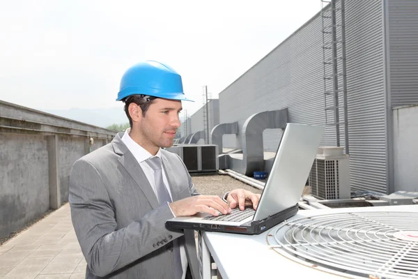Biznesmen sprawdzanie instalacji przemysłowych — Zdjęcie stockowe
