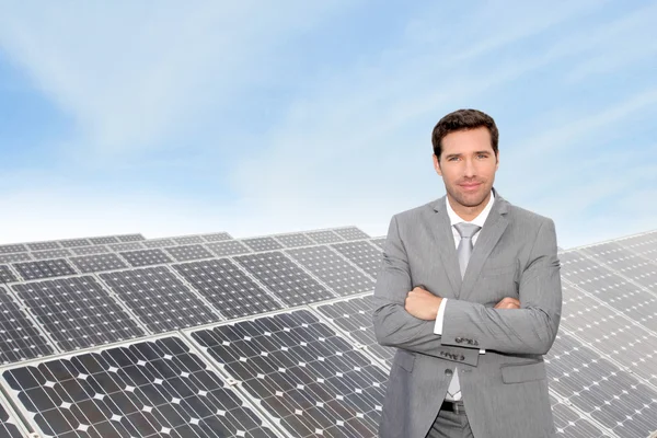 Affärsman ständiga av solceller installation — Stockfoto