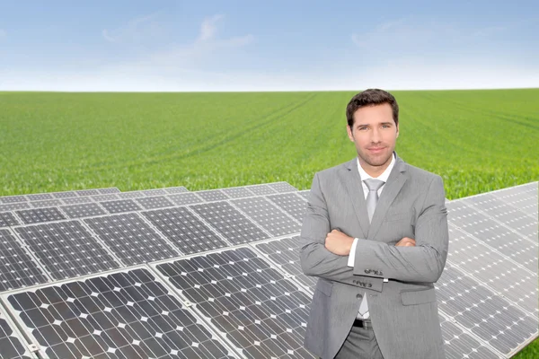 太陽光発電のインストールによって立っている実業家 — ストック写真
