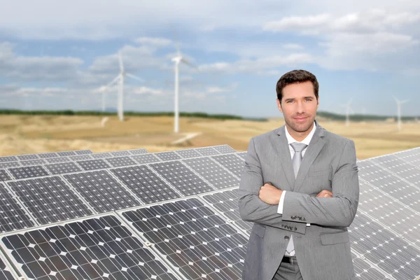 太陽光発電のインストールによって立っている実業家 — ストック写真