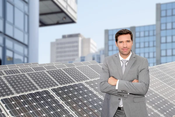 Geschäftsmann steht zu Photovoltaikanlage — Stockfoto