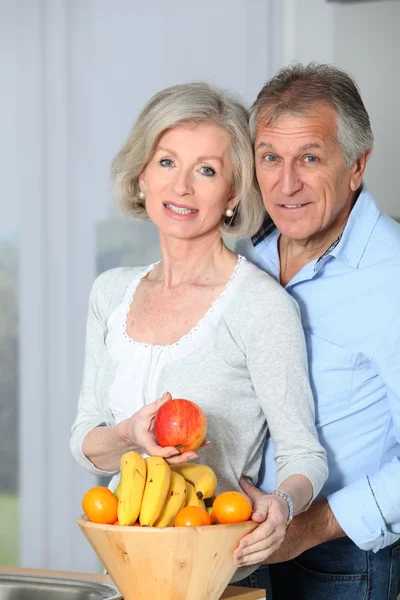 Primer plano de feliz pareja de ancianos en la cocina —  Fotos de Stock